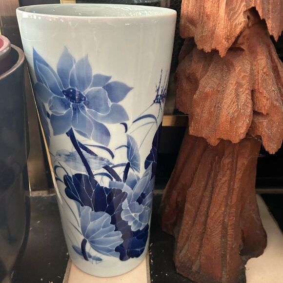 Vintage Chinese ceramic lotus vase in blue and white home - Picture 9 of 11